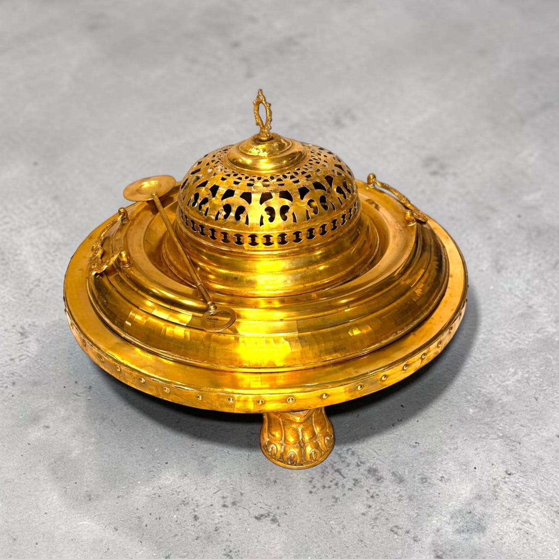 Brasero de metal dorado con tapa calada y badila - Cositas Antiguas – La Guadaña, Anticuarios Online en Jerez , vender antigüedades, muebles antiguos