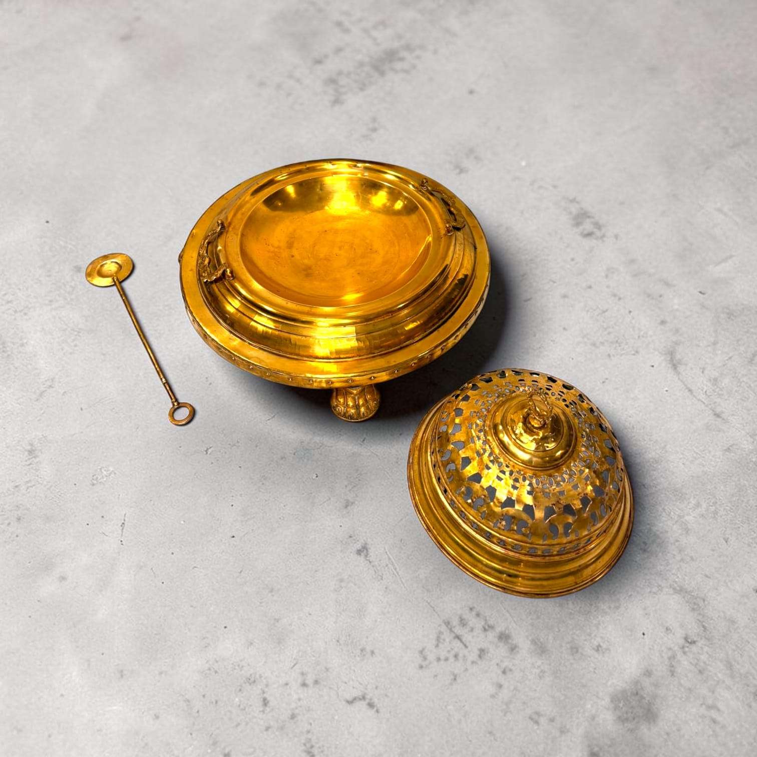 Brasero de metal dorado con tapa calada y badila - Cositas Antiguas – La Guadaña, Anticuarios Online en Jerez , vender antigüedades, muebles antiguos