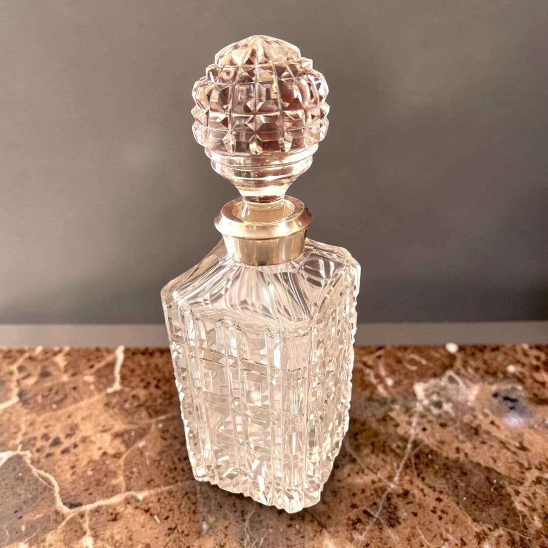 Esta licorera de cristal tallado combina un cu