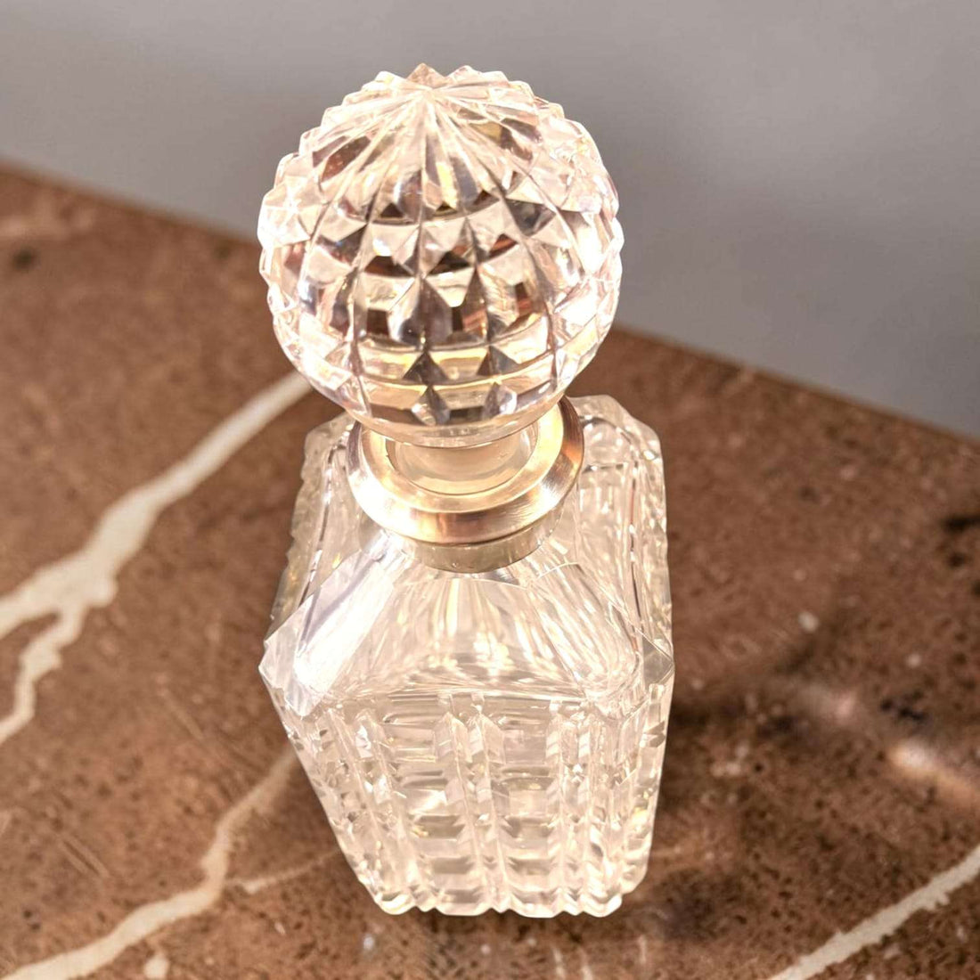 Esta licorera de cristal tallado combina un cu