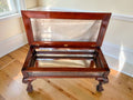 Mesa expositora de caoba y cristal biselado antigua - Cositas Antiguas – La Guadaña, Anticuarios Online en Jerez , vender antigüedades, muebles antiguos