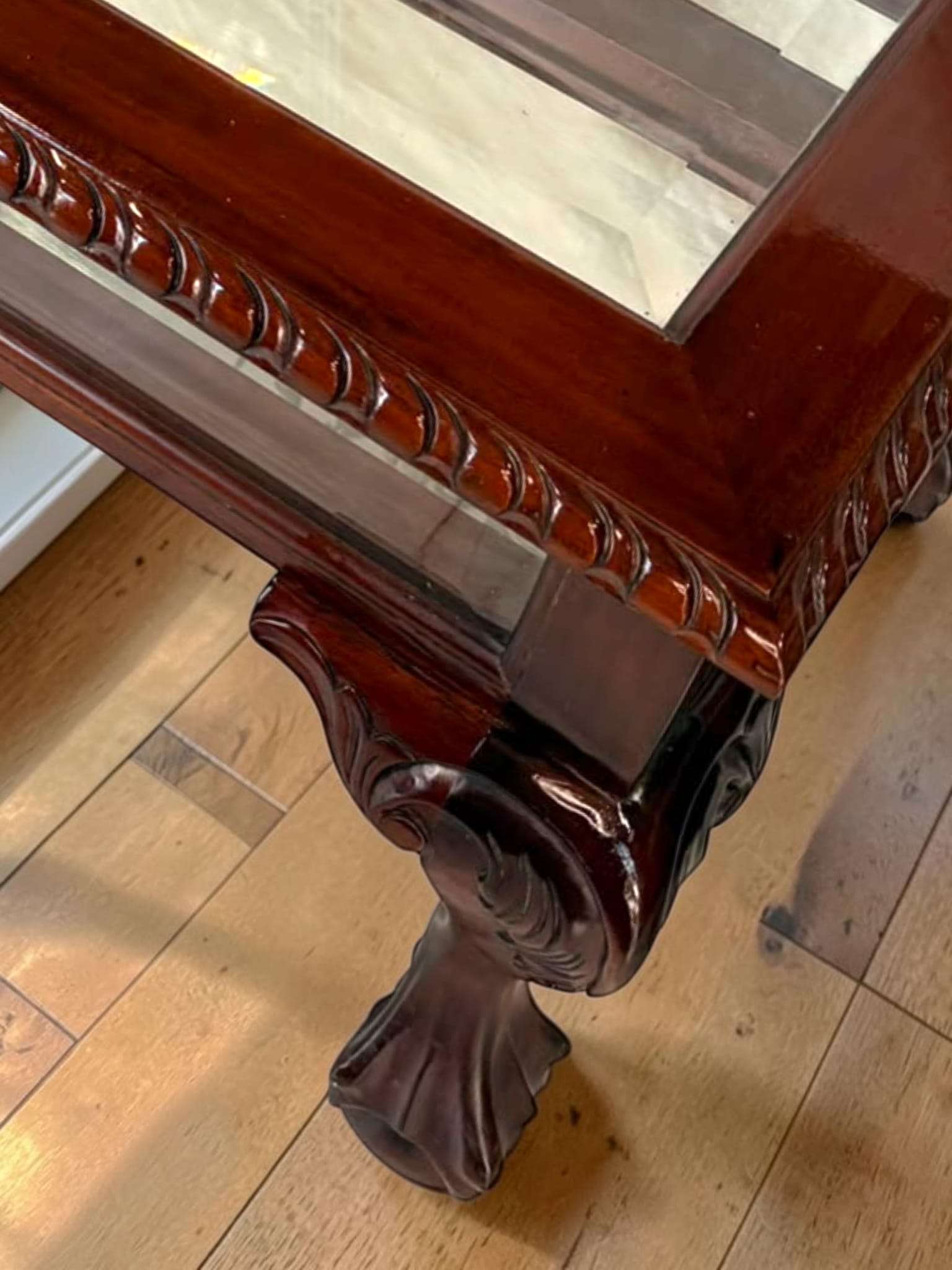 Mesa expositora de caoba y cristal biselado antigua - Cositas Antiguas – La Guadaña, Anticuarios Online en Jerez , vender antigüedades, muebles antiguos