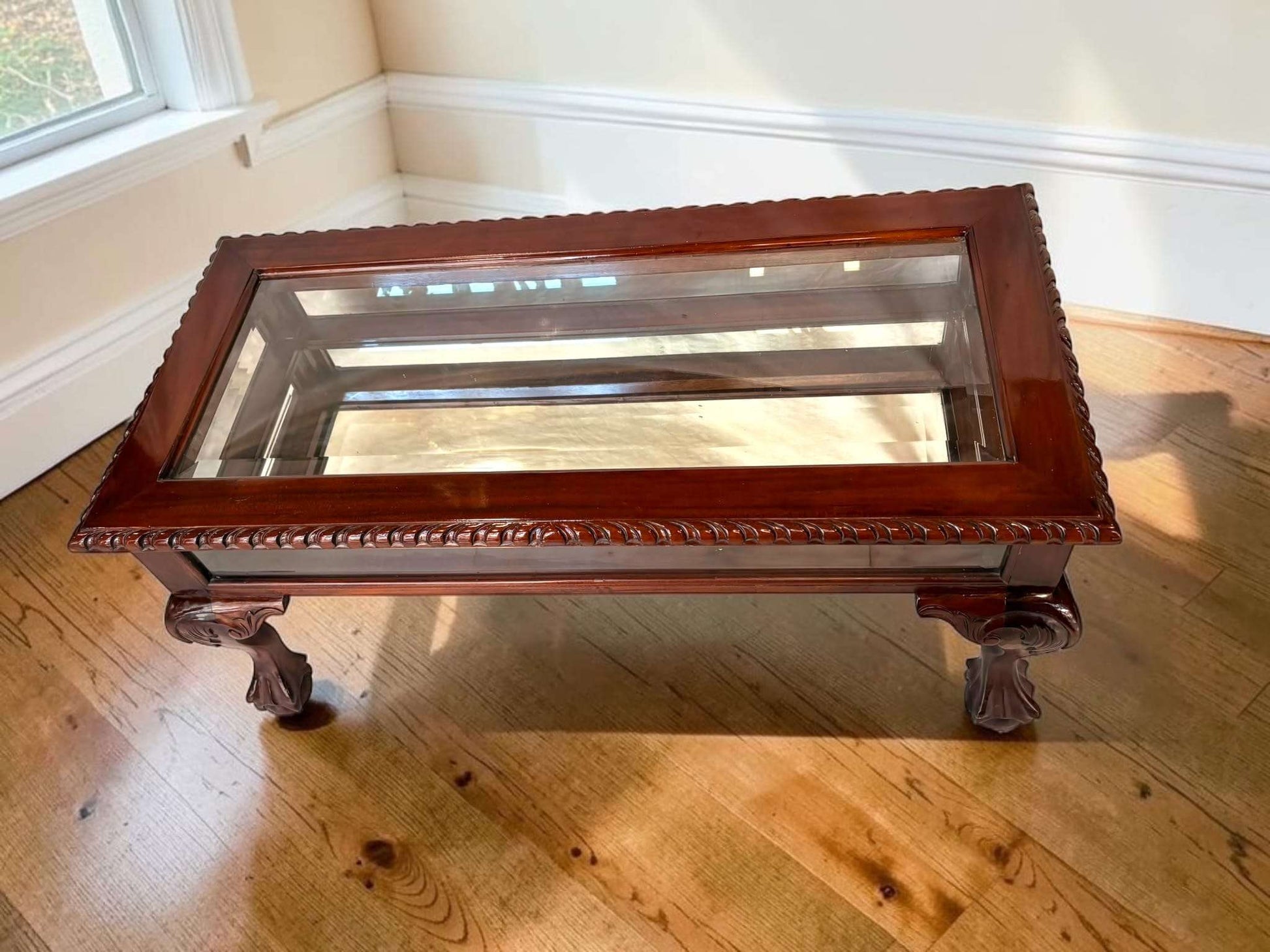 Mesa expositora de caoba y cristal biselado antigua - Cositas Antiguas – La Guadaña, Anticuarios Online en Jerez , vender antigüedades, muebles antiguos