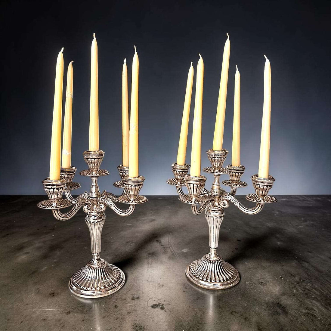 Pareja de candelabros de metal plateado de cinco luces - Cositas Antiguas – La Guadaña, Anticuarios Online en Jerez , vender antigüedades, muebles antiguos