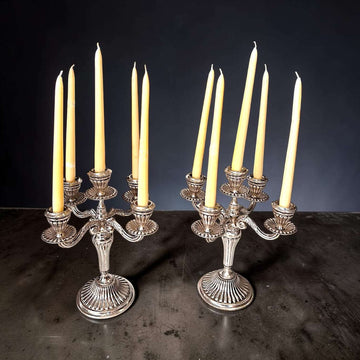 Pareja de candelabros de metal plateado de cinco luces - Cositas Antiguas – La Guadaña, Anticuarios Online en Jerez , vender antigüedades, muebles antiguos