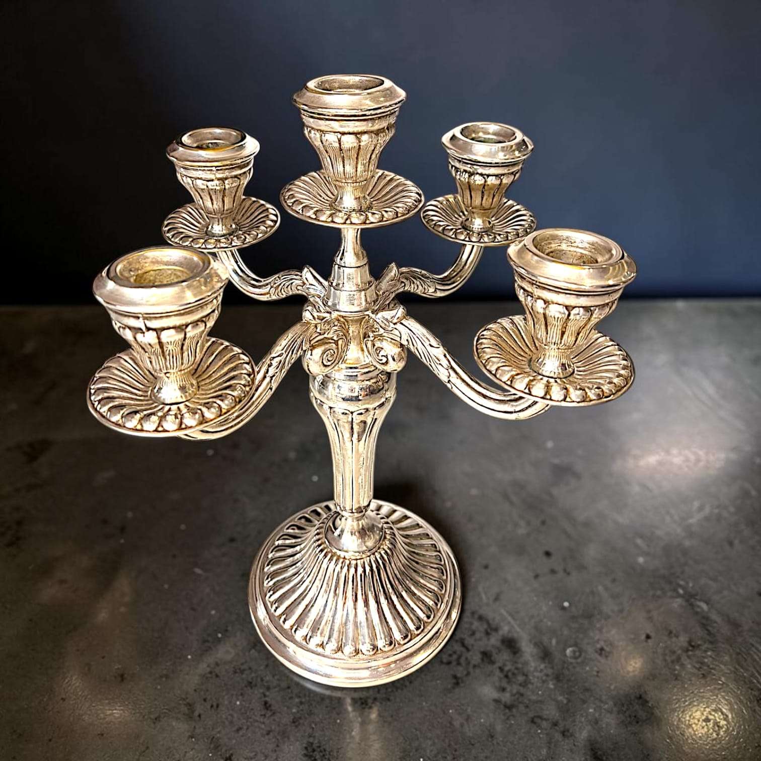 Pareja de candelabros de metal plateado de cinco luces - Cositas Antiguas – La Guadaña, Anticuarios Online en Jerez , vender antigüedades, muebles antiguos