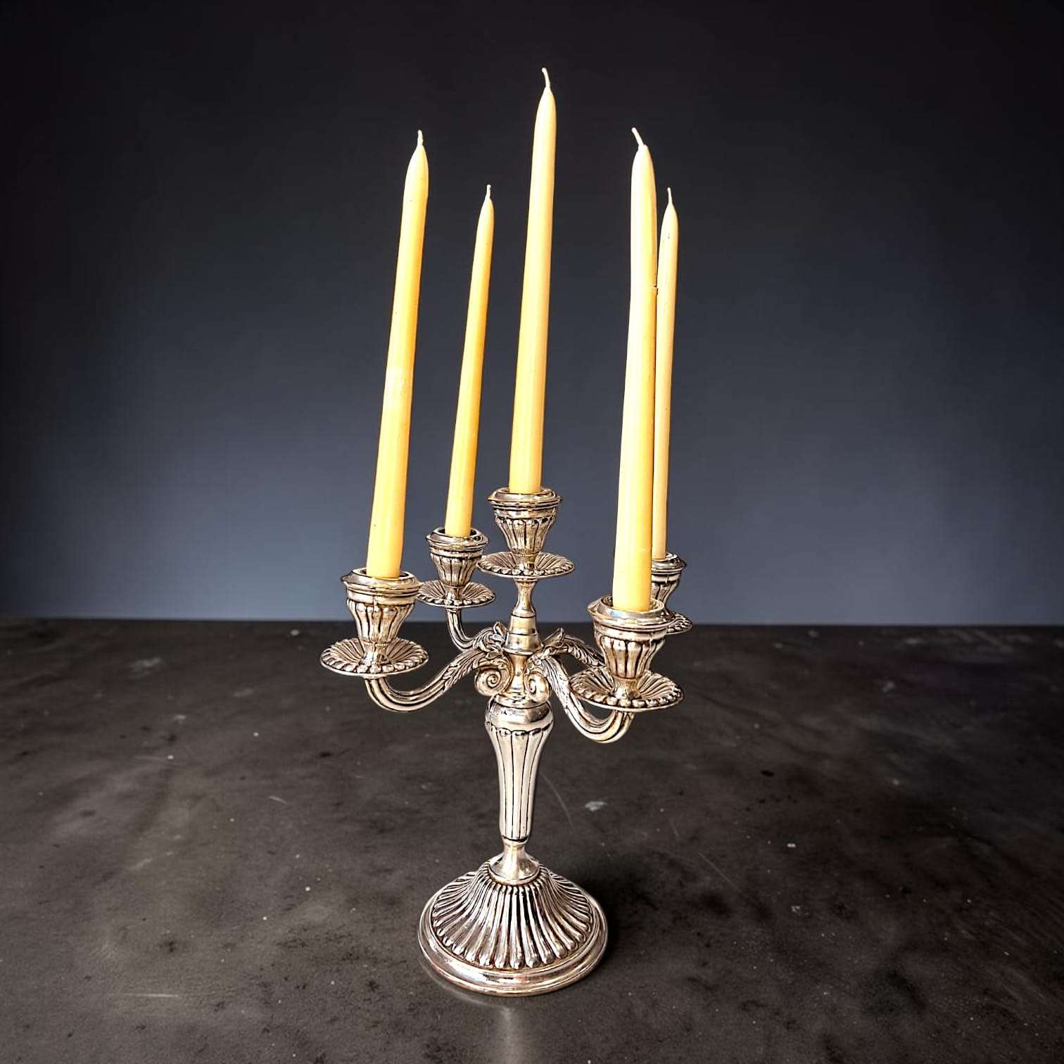 Pareja de candelabros de metal plateado de cinco luces - Cositas Antiguas – La Guadaña, Anticuarios Online en Jerez , vender antigüedades, muebles antiguos