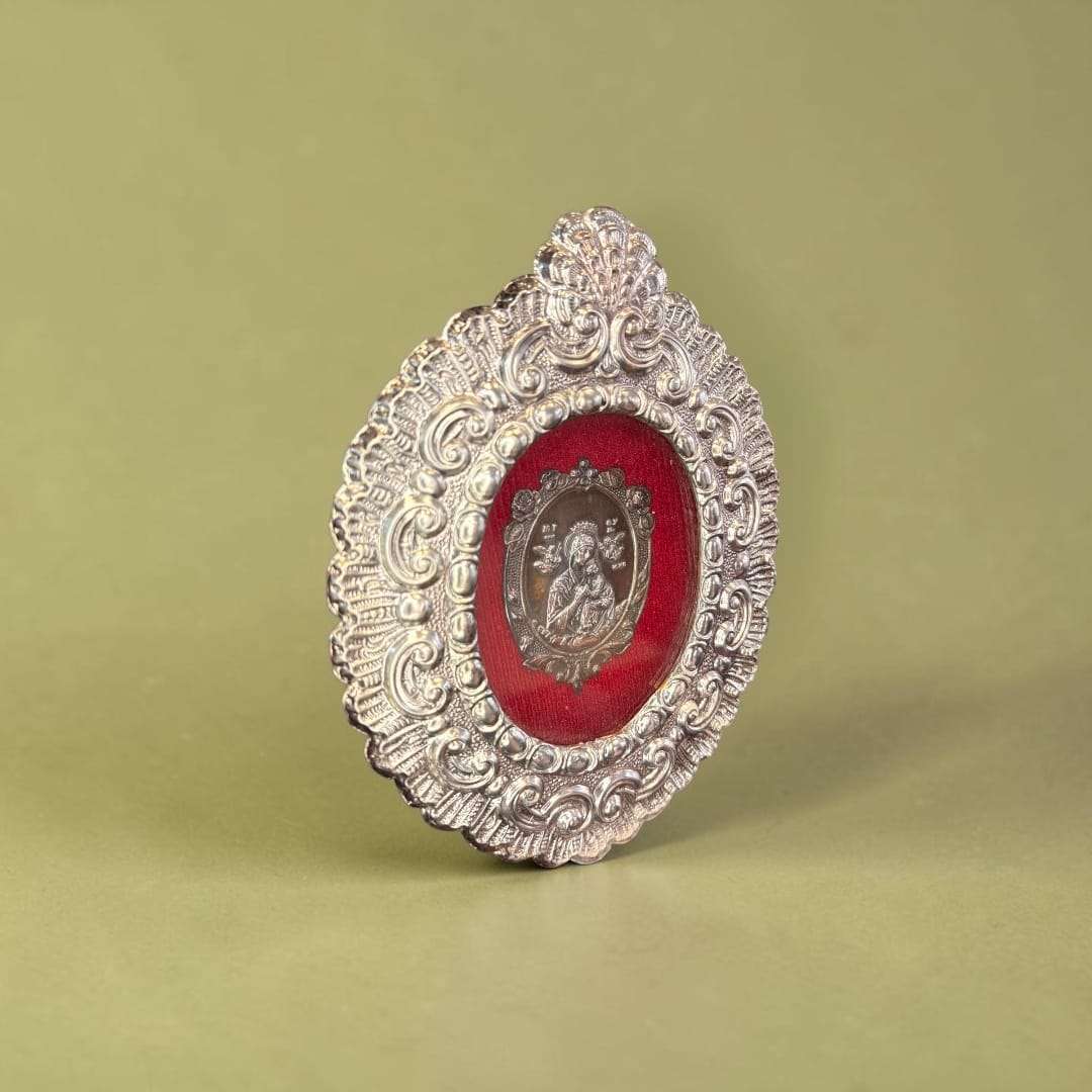 La pieza mide 18 × 14 cm, por lo que puede colocarse fácilmente en una cómoda, una consola, una vitrina o un pequeño
