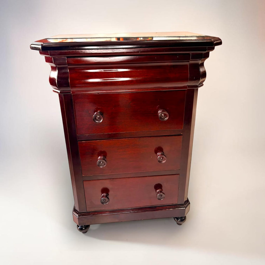 Mesitas de noche de caoba con tres cajones | Pareja - Cositas Antiguas – La Guadaña, Anticuarios Online en Jerez , vender antigüedades, muebles antiguos