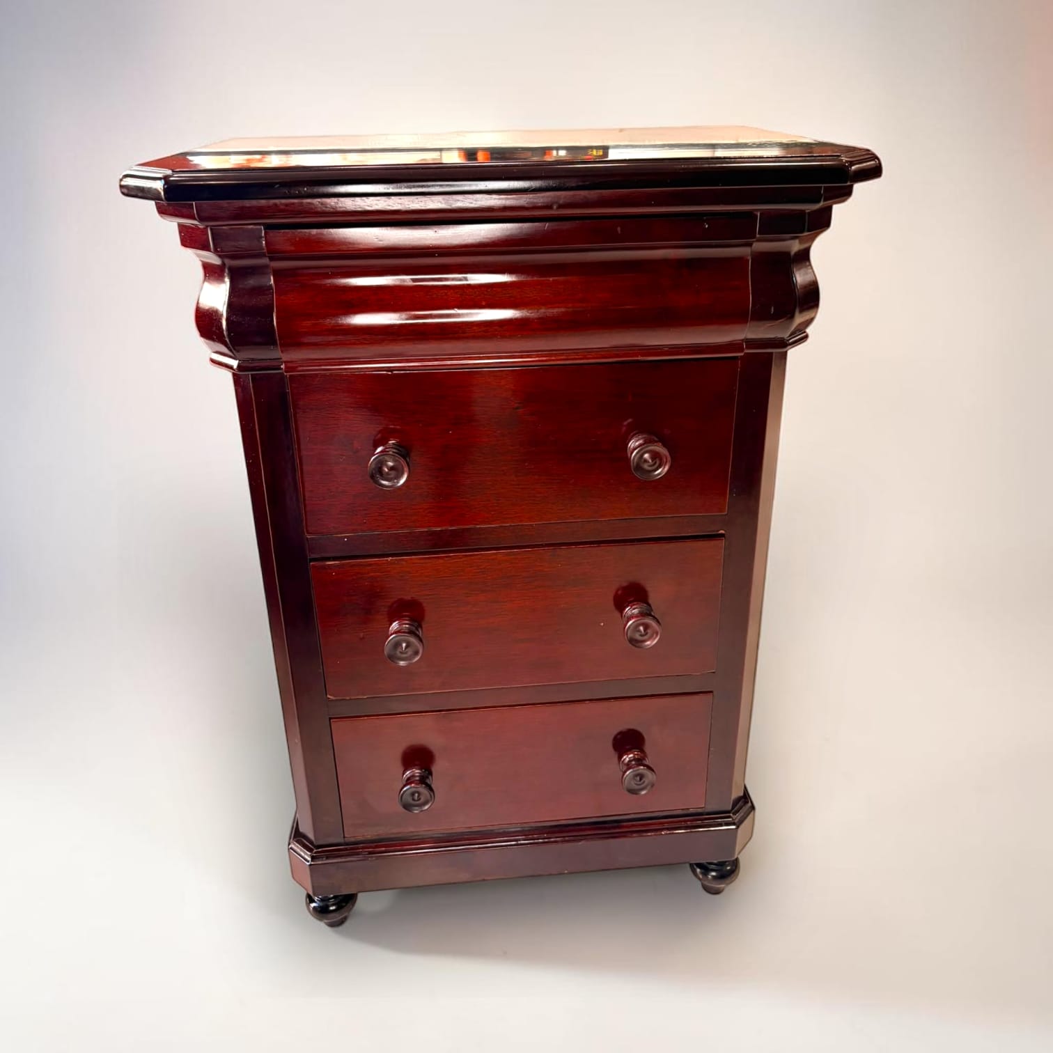 Mesitas de noche de caoba con tres cajones | Pareja - Cositas Antiguas – La Guadaña, Anticuarios Online en Jerez , vender antigüedades, muebles antiguos