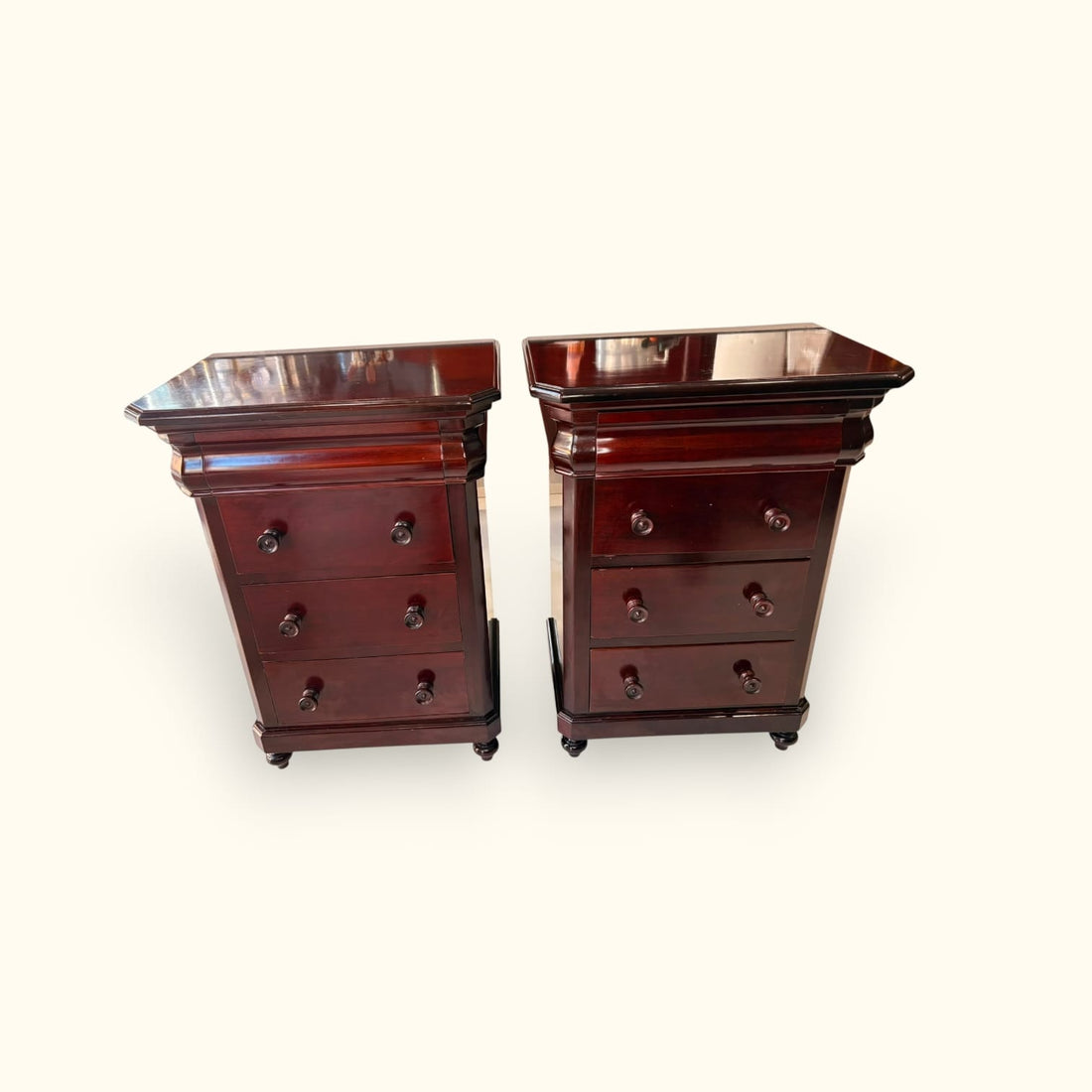 Mesitas de noche de caoba con tres cajones | Pareja - Cositas Antiguas – La Guadaña, Anticuarios Online en Jerez , vender antigüedades, muebles antiguos