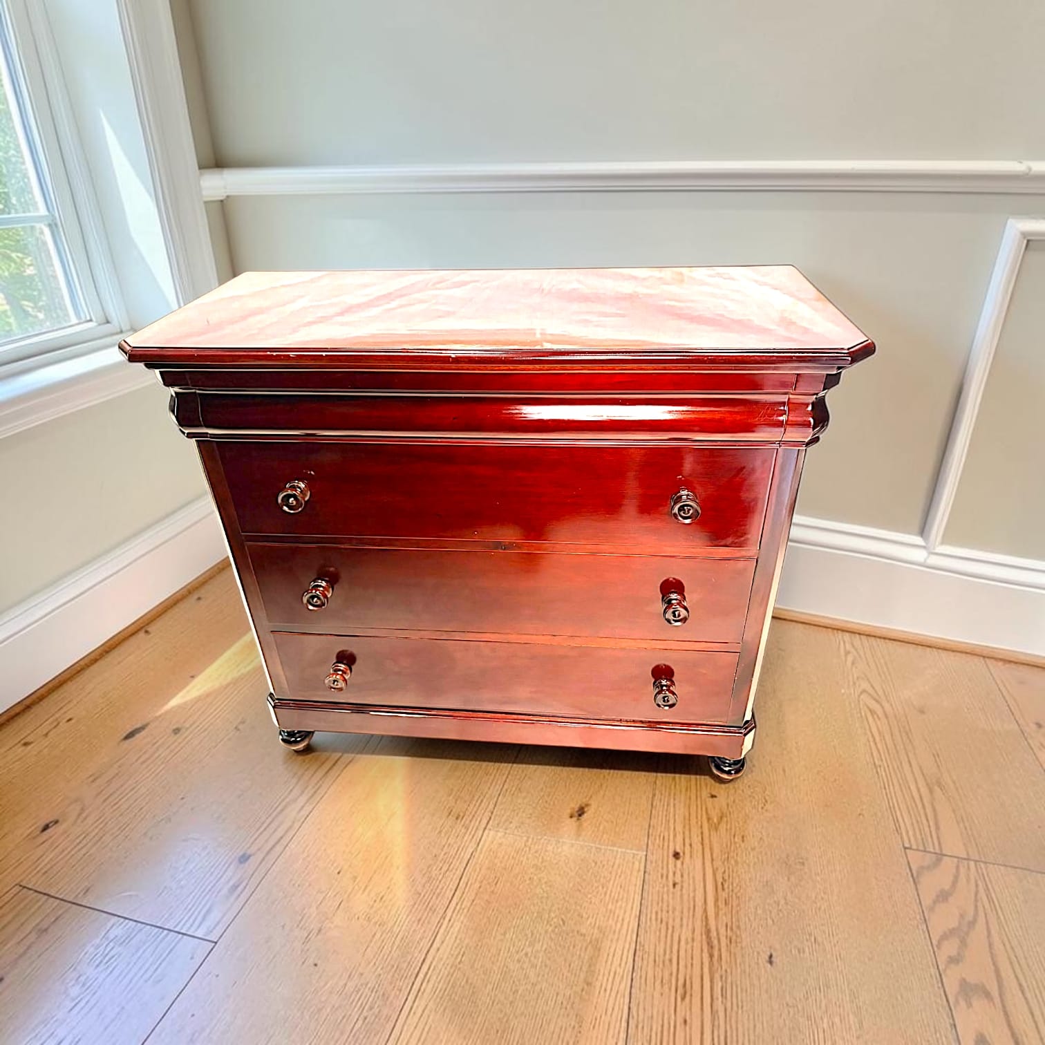 Cómoda de caoba con tres cajones y cajón secreto - Cositas Antiguas – La Guadaña, Anticuarios Online en Jerez , vender antigüedades, muebles antiguos