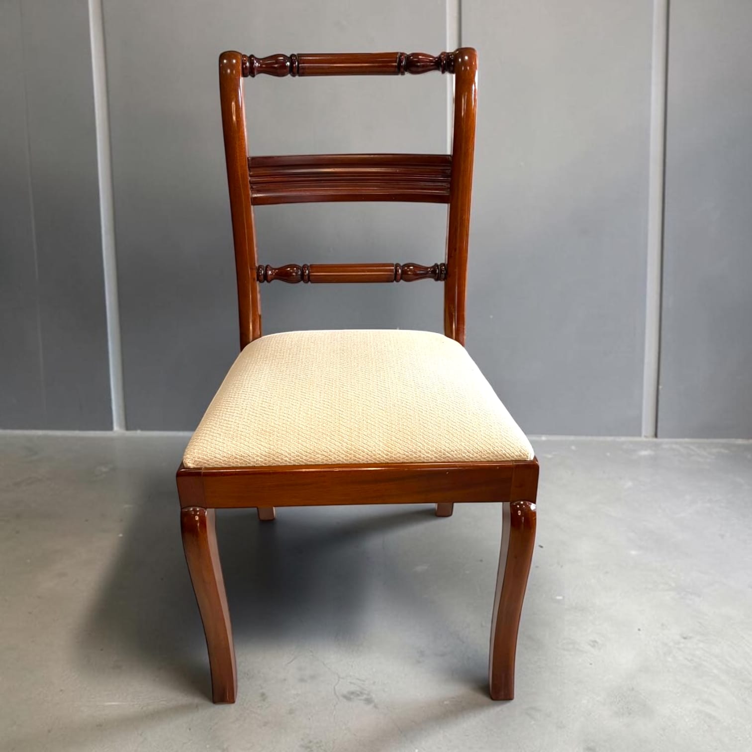 Lote de 6 sillas de comedor de caoba con asiento tapizado - Cositas Antiguas – La Guadaña, Anticuarios Online en Jerez , vender antigüedades, muebles antiguos