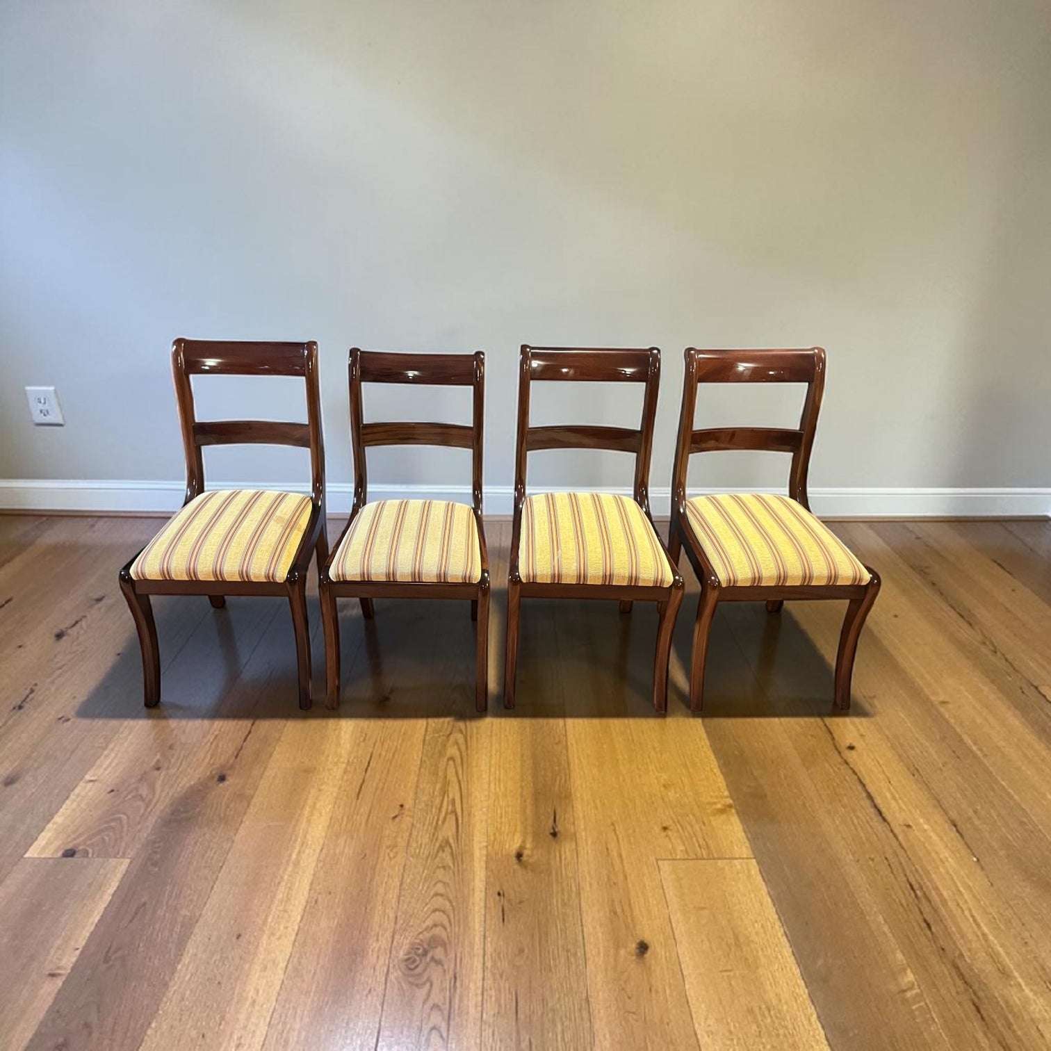 Lote de 8 sillas de caoba tapizadas para comedor clásico - Cositas Antiguas – La Guadaña, Anticuarios Online en Jerez , vender antigüedades, muebles antiguos