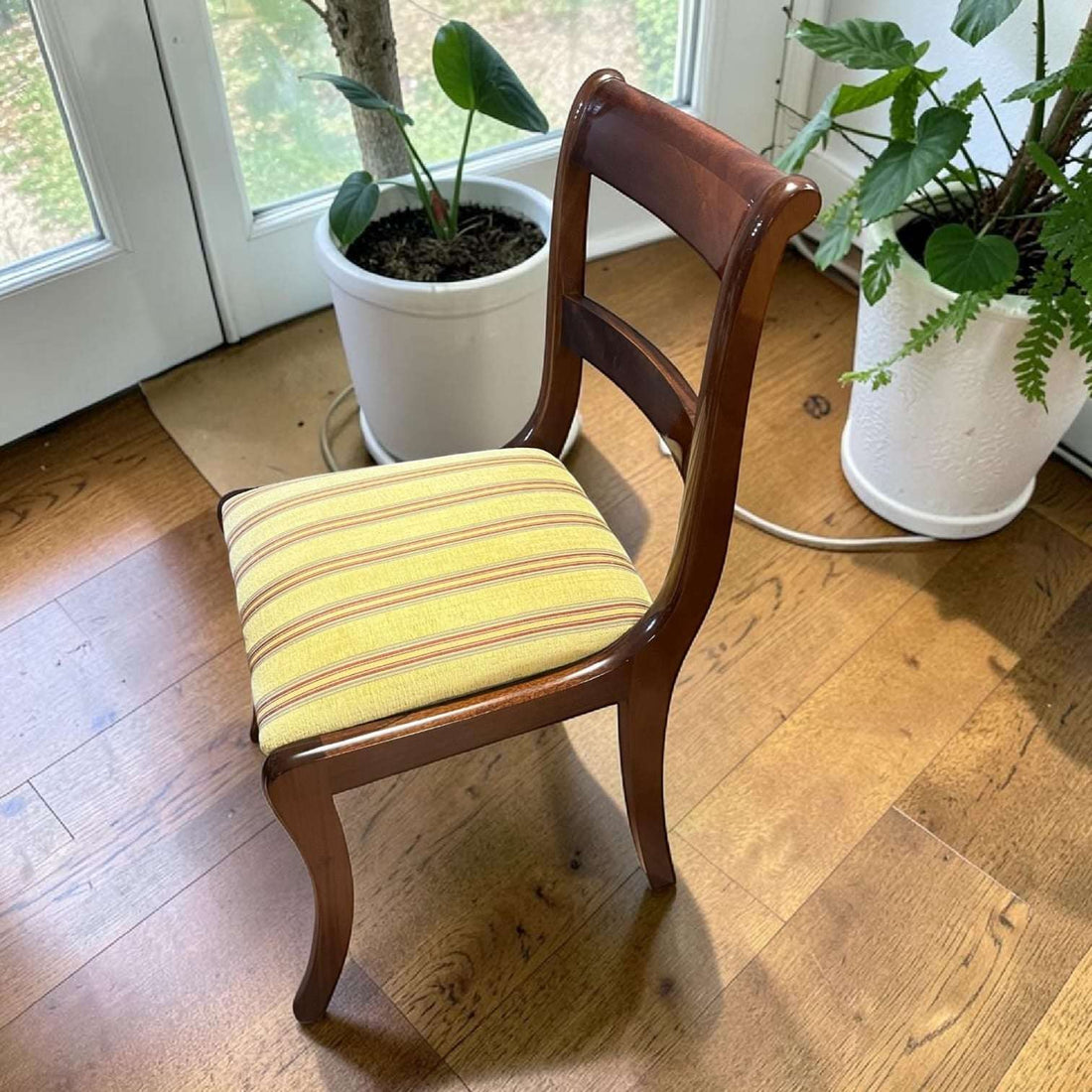 Lote de 8 sillas de caoba tapizadas para comedor clásico - Cositas Antiguas – La Guadaña, Anticuarios Online en Jerez , vender antigüedades, muebles antiguos