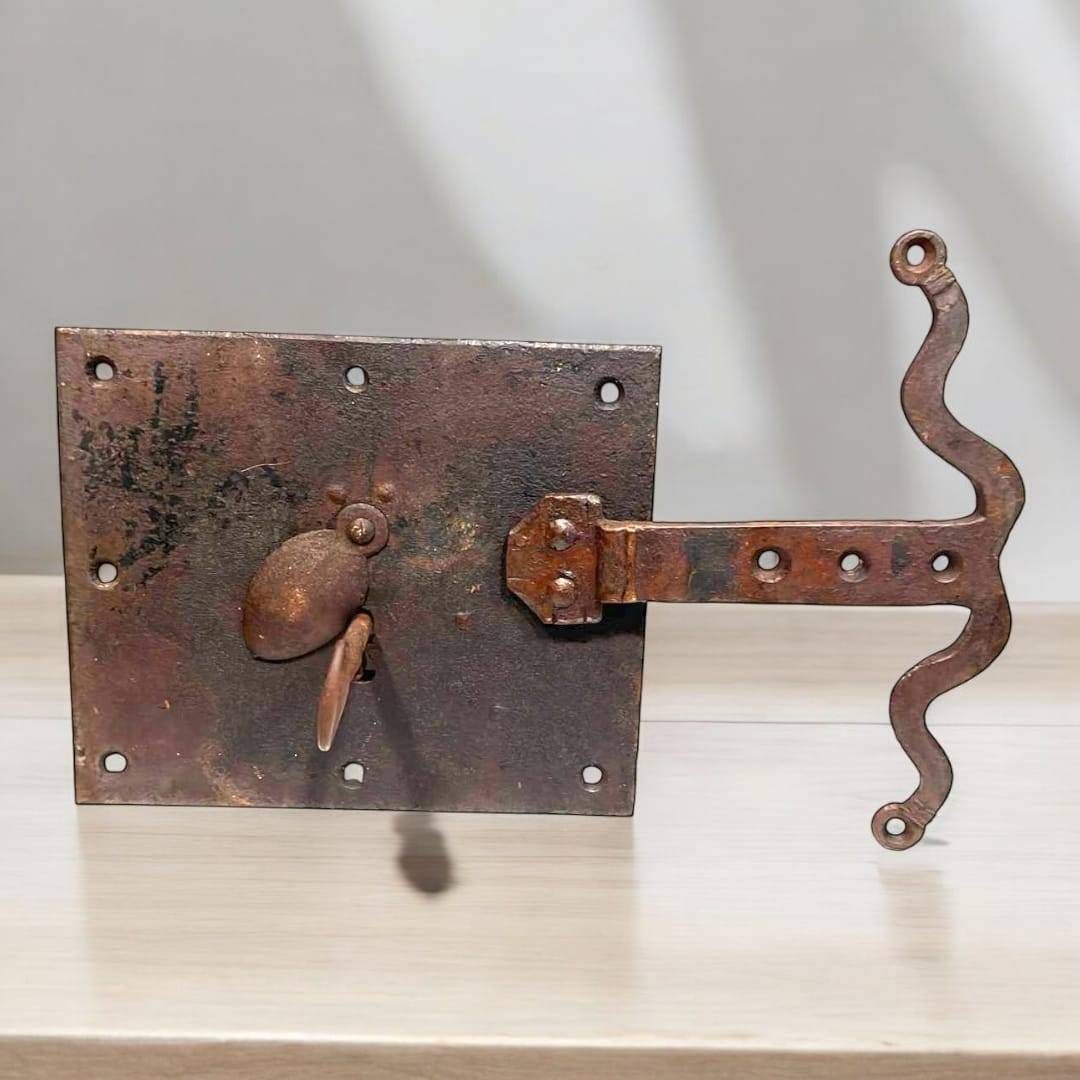 Cerradura antigua de hierro con llave – Seguridad y estilo - Cositas Antiguas – La Guadaña, Anticuarios Online en Jerez , vender antigüedades, muebles antiguos