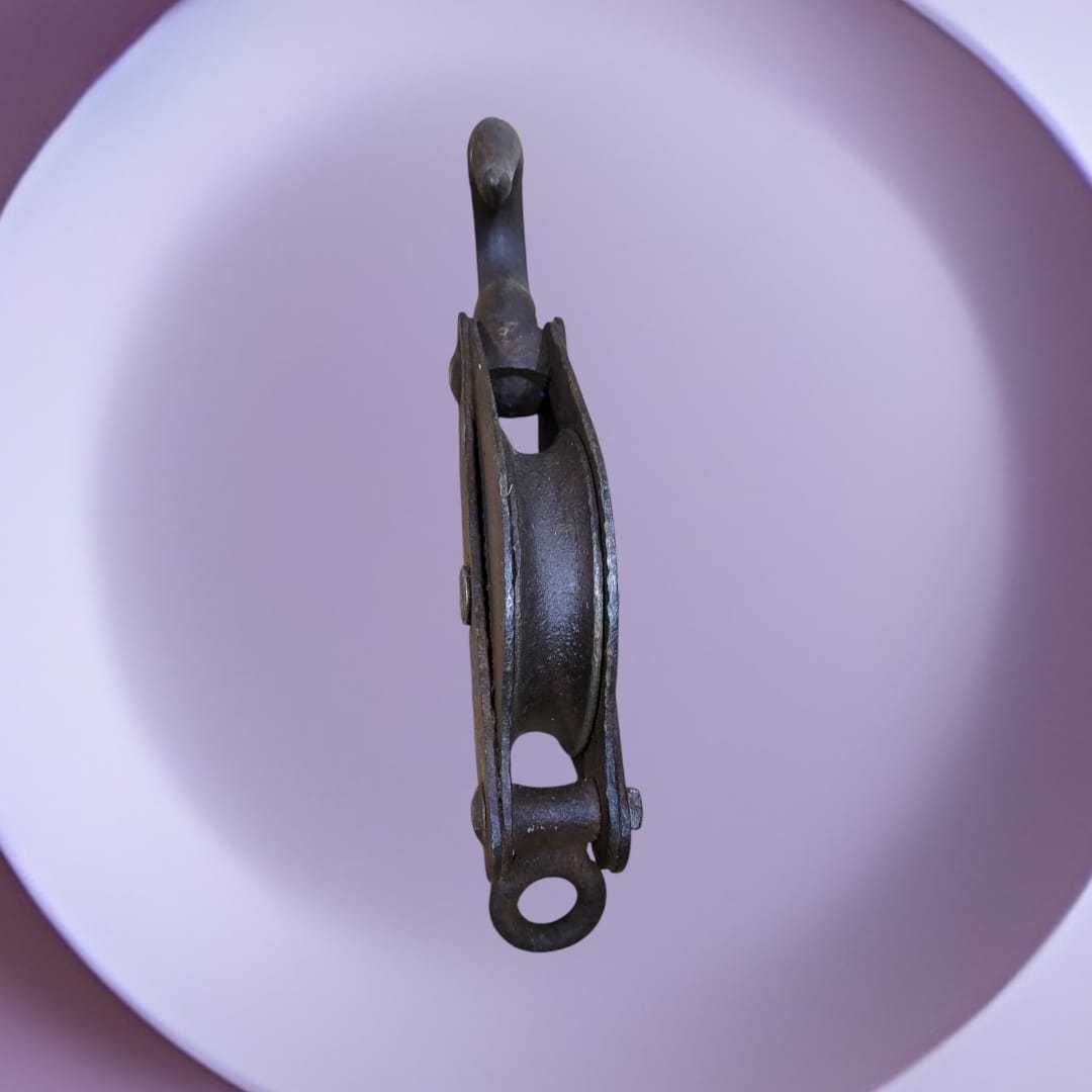 Polea Pasteca de Barco de Hierro – Auténtica Pieza Náutica - Cositas Antiguas – La Guadaña, Anticuarios Online en Jerez , vender antigüedades, muebles antiguos