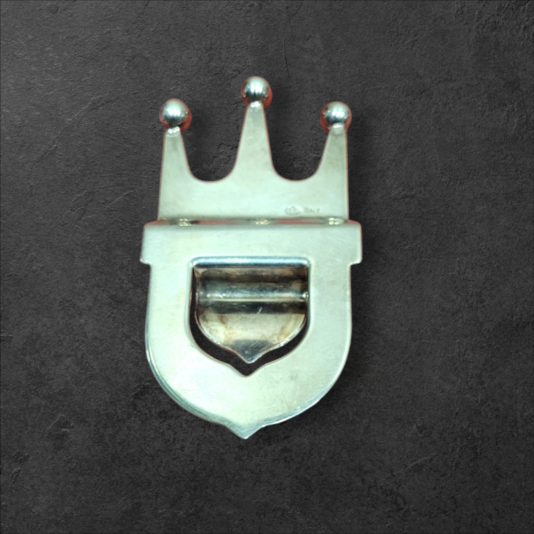 Abrebotellas de metal plateado con diseño de corona, vintage - Cositas Antiguas – La Guadaña, Anticuarios Online en Jerez , vender antigüedades, muebles antiguos