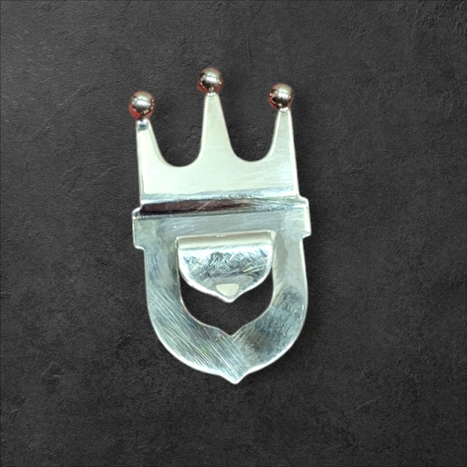 Abrebotellas de metal plateado con diseño de corona, vintage - Cositas Antiguas – La Guadaña, Anticuarios Online en Jerez , vender antigüedades, muebles antiguos