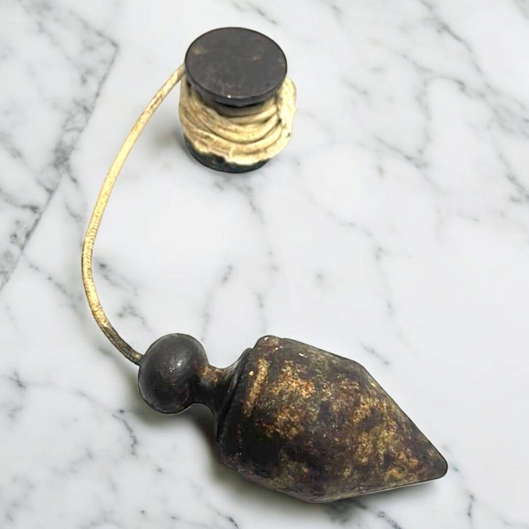 Plomada antigua: herramienta de precisión vertical histórica - Cositas Antiguas – La Guadaña, Anticuarios Online en Jerez , vender antigüedades, muebles antiguos