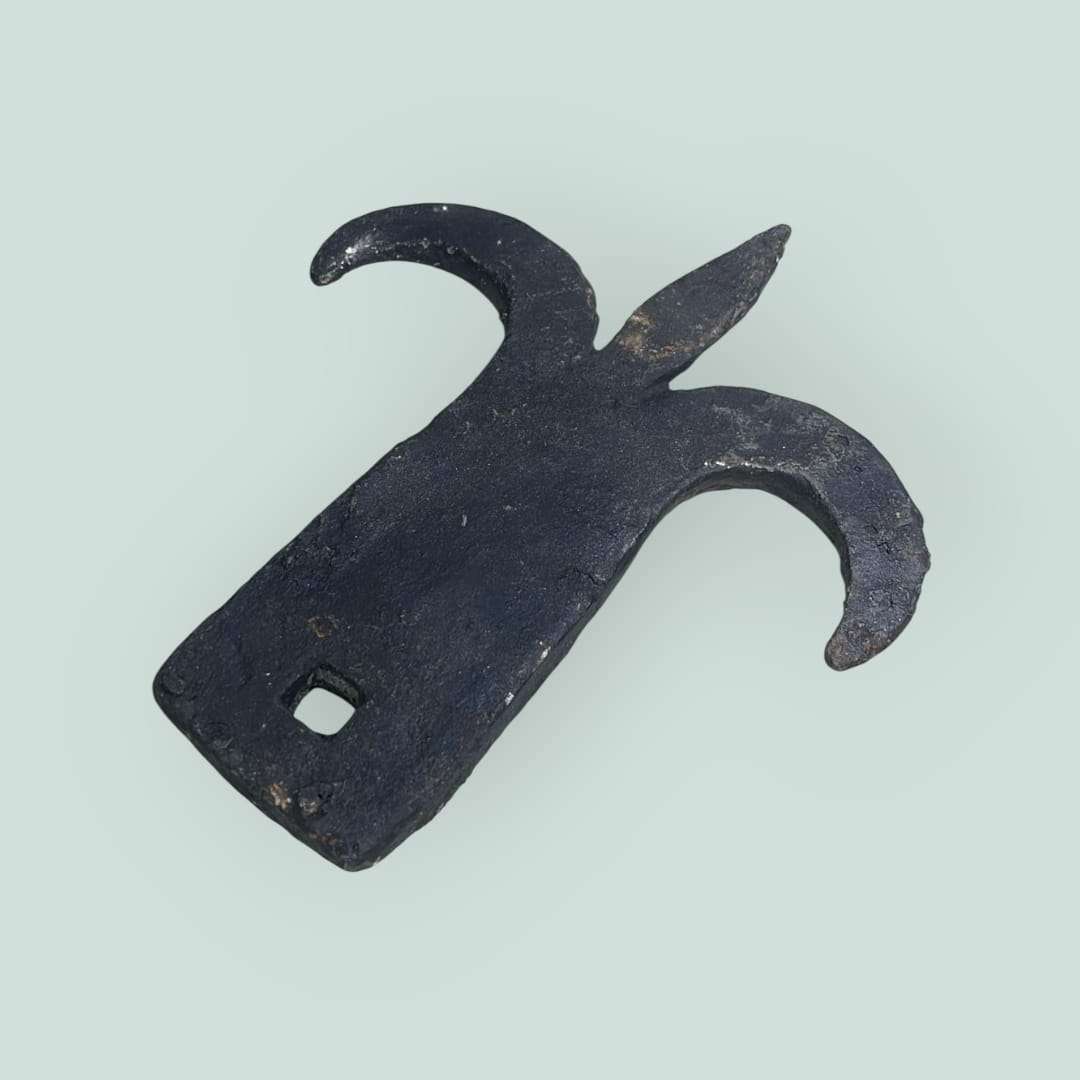 Aldaba de cierre de puerta antigua en hierro forjado - Cositas Antiguas – La Guadaña, Anticuarios Online en Jerez , vender antigüedades, muebles antiguos