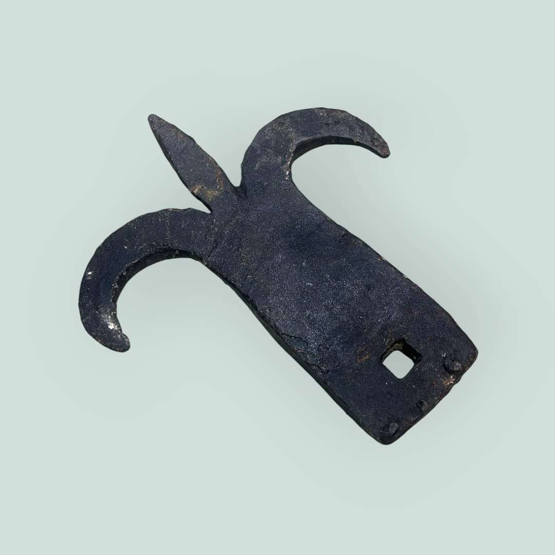 Aldaba de cierre de puerta antigua en hierro forjado - Cositas Antiguas – La Guadaña, Anticuarios Online en Jerez , vender antigüedades, muebles antiguos