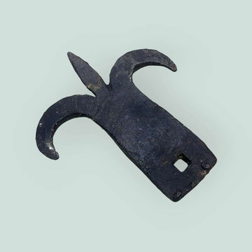 Aldaba de cierre de puerta antigua en hierro forjado - Cositas Antiguas – La Guadaña, Anticuarios Online en Jerez , vender antigüedades, muebles antiguos