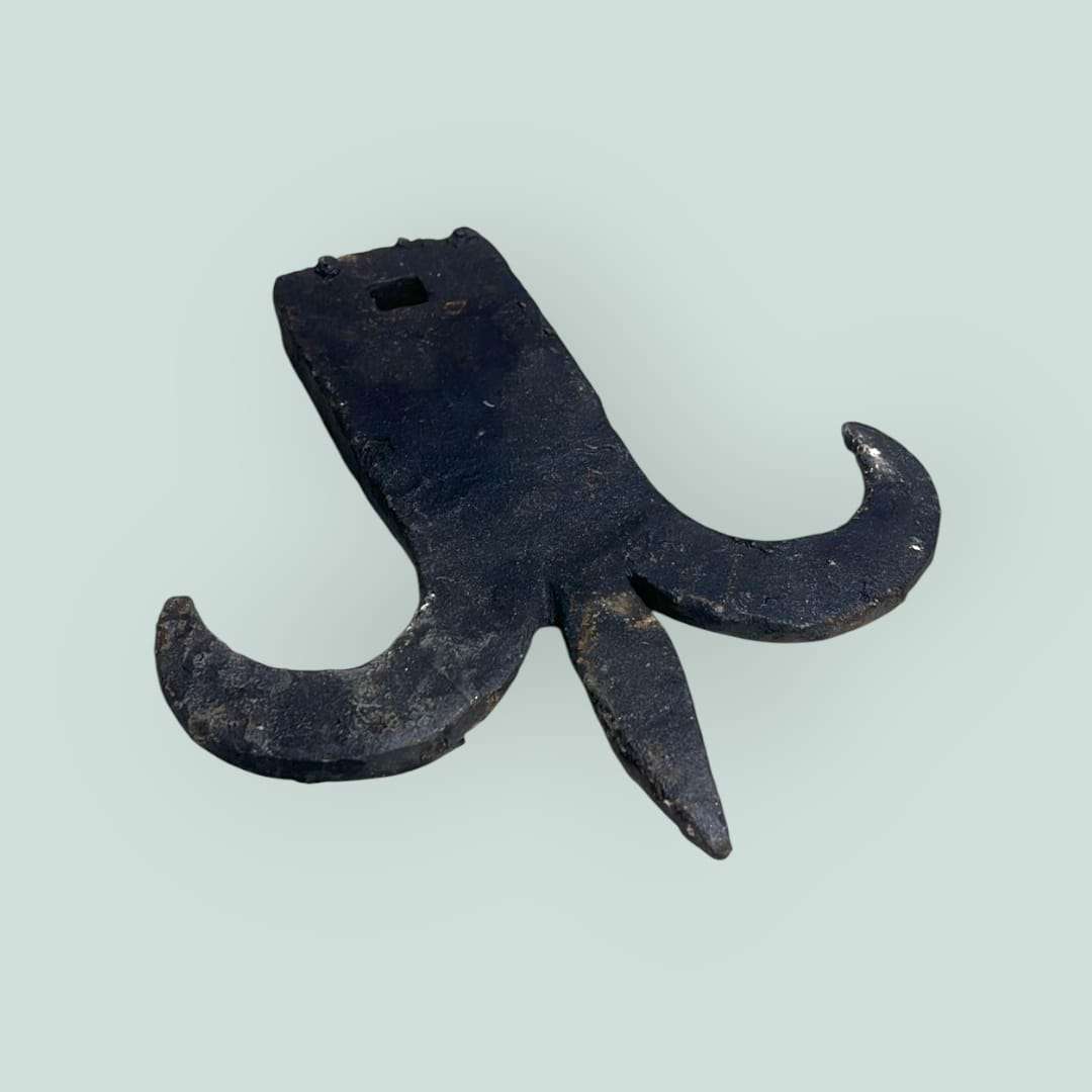 Aldaba de cierre de puerta antigua en hierro forjado - Cositas Antiguas – La Guadaña, Anticuarios Online en Jerez , vender antigüedades, muebles antiguos