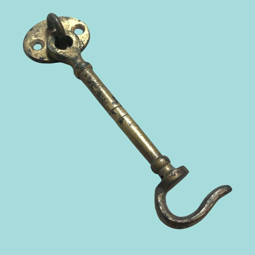 Aldabilla de metal para puertas o pared con estilo clásico - Cositas Antiguas – La Guadaña, Anticuarios Online en Jerez , vender antigüedades, muebles antiguos
