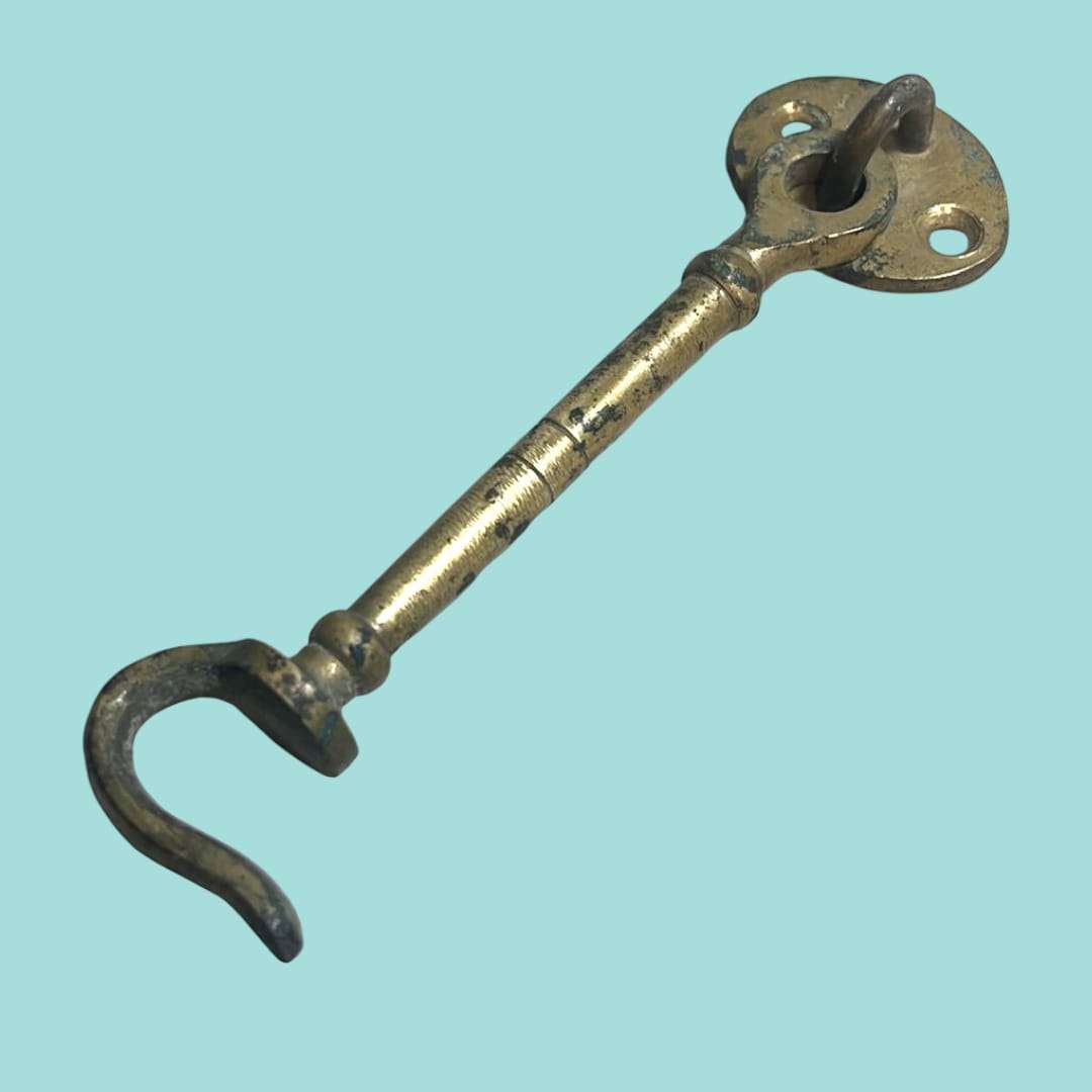 Aldabilla de metal para puertas o pared con estilo clásico - Cositas Antiguas – La Guadaña, Anticuarios Online en Jerez , vender antigüedades, muebles antiguos