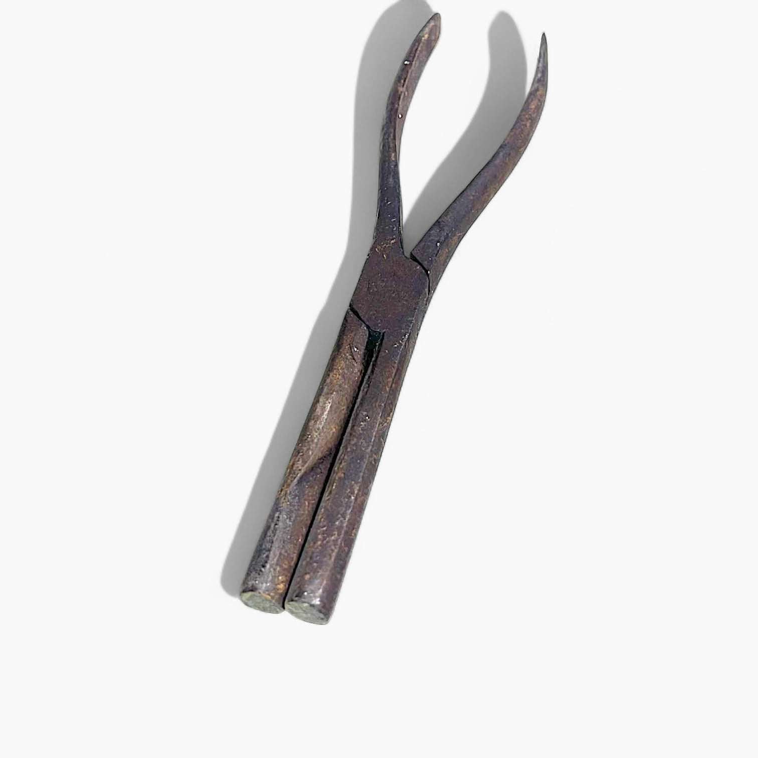 Alicate antiguo de fragua de hierro forjado artesanal - Cositas Antiguas – La Guadaña, Anticuarios Online en Jerez , vender antigüedades, muebles antiguos