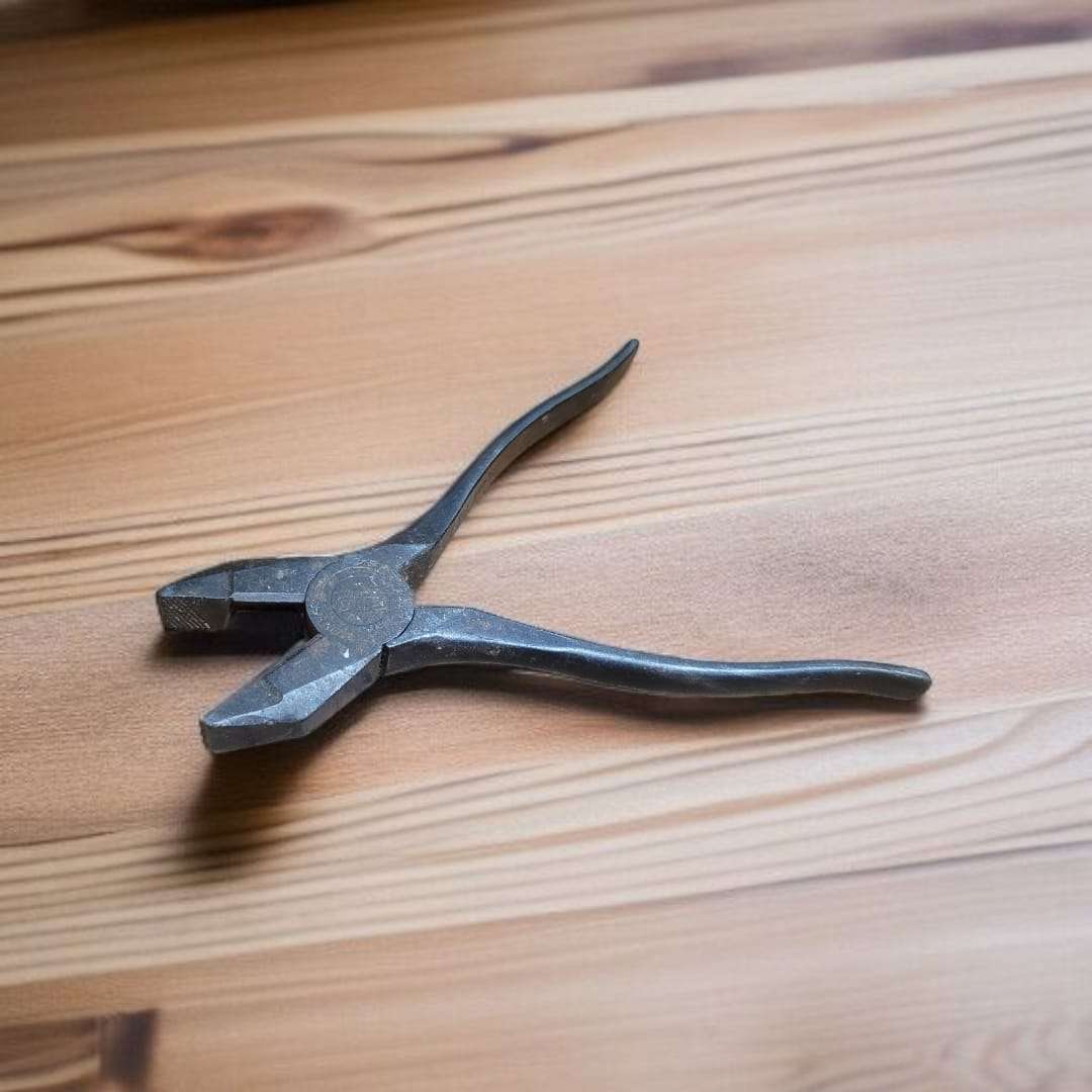 Alicates de zapatero de hierro forjado, vintage únicos - Cositas Antiguas – La Guadaña, Anticuarios Online en Jerez , vender antigüedades, muebles antiguos