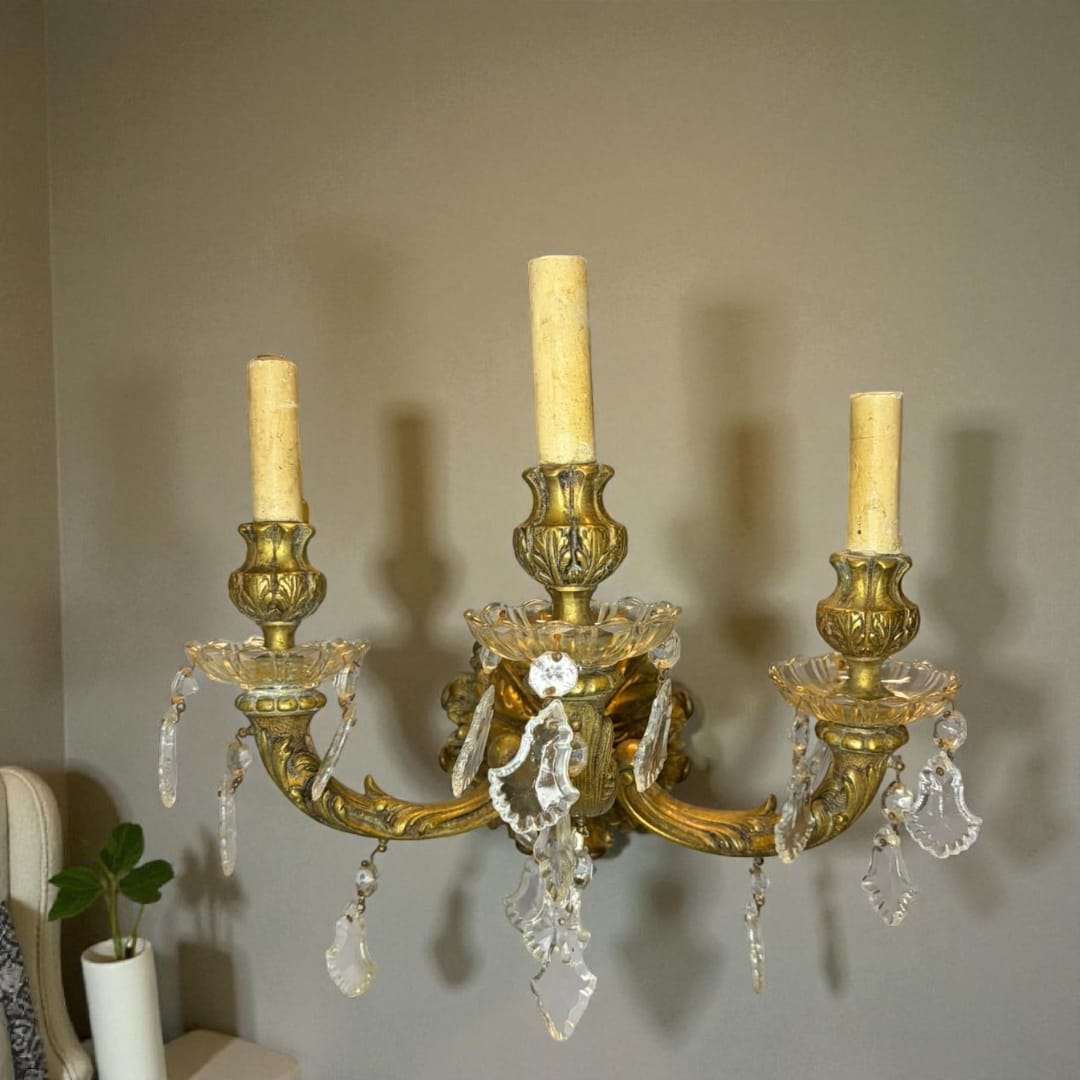Aplique antiguo de bronce con lágrimas de cristal – Elegante - Cositas Antiguas – La Guadaña, Anticuarios Online en Jerez , vender antigüedades, muebles antiguos