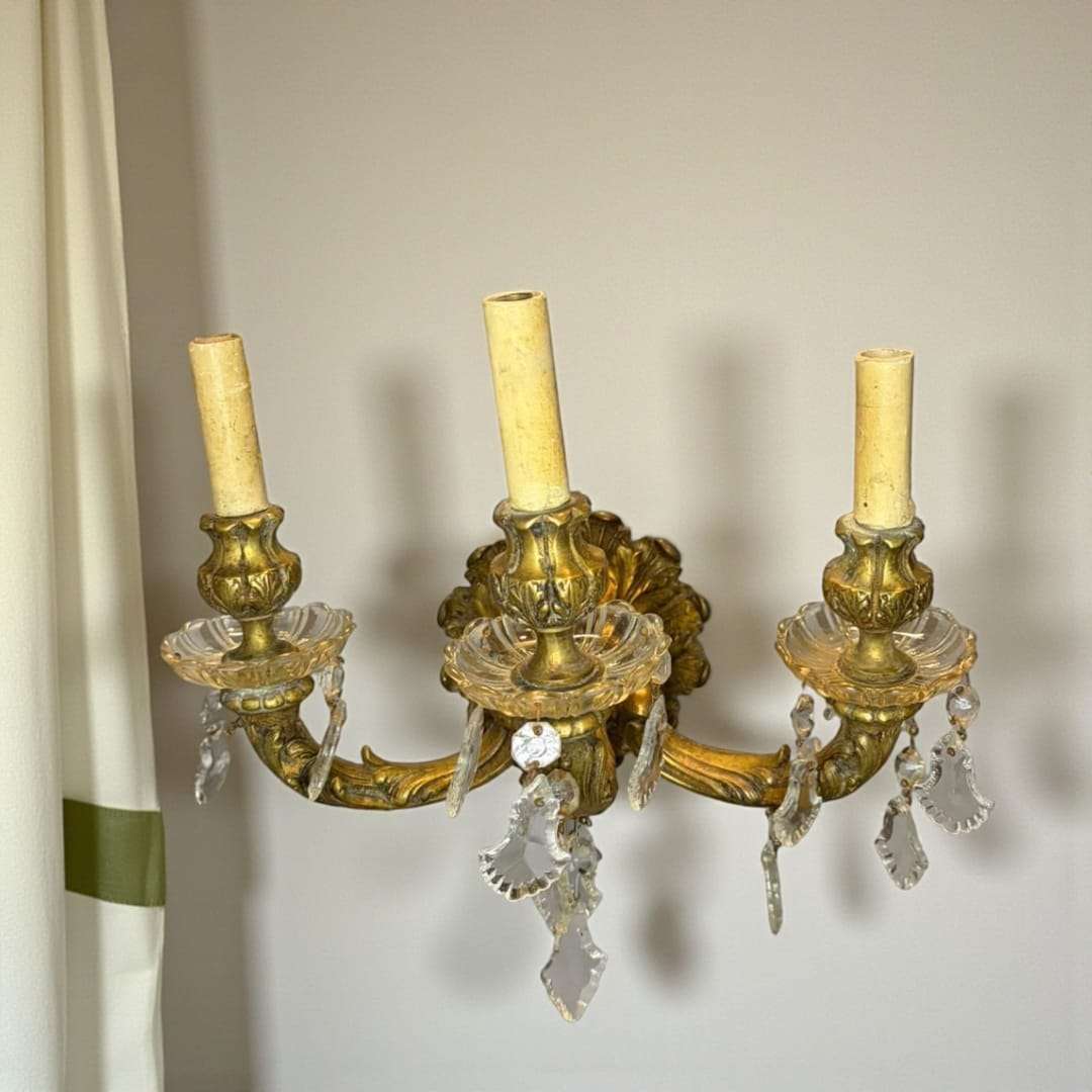 Aplique antiguo de bronce con lágrimas de cristal – Elegante - Cositas Antiguas – La Guadaña, Anticuarios Online en Jerez , vender antigüedades, muebles antiguos