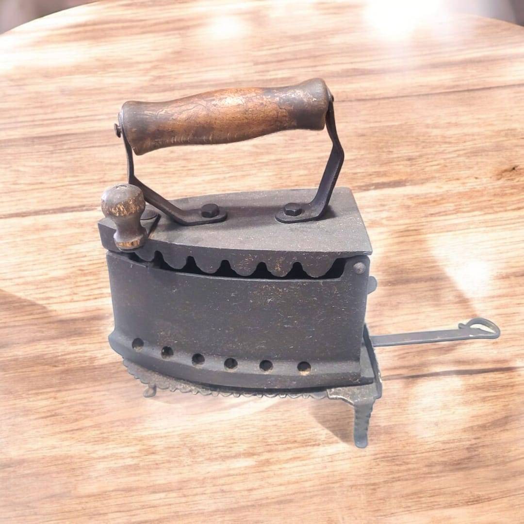 Descansa plancha antigua de hierro forjado - Cositas Antiguas – La Guadaña, Anticuarios Online en Jerez , vender antigüedades, muebles antiguos