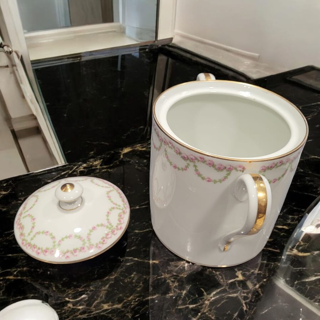 Azucarero de porcelana francesa con tapa y asas doradas - Cositas Antiguas – La Guadaña, Anticuarios Online en Jerez , vender antigüedades, muebles antiguos