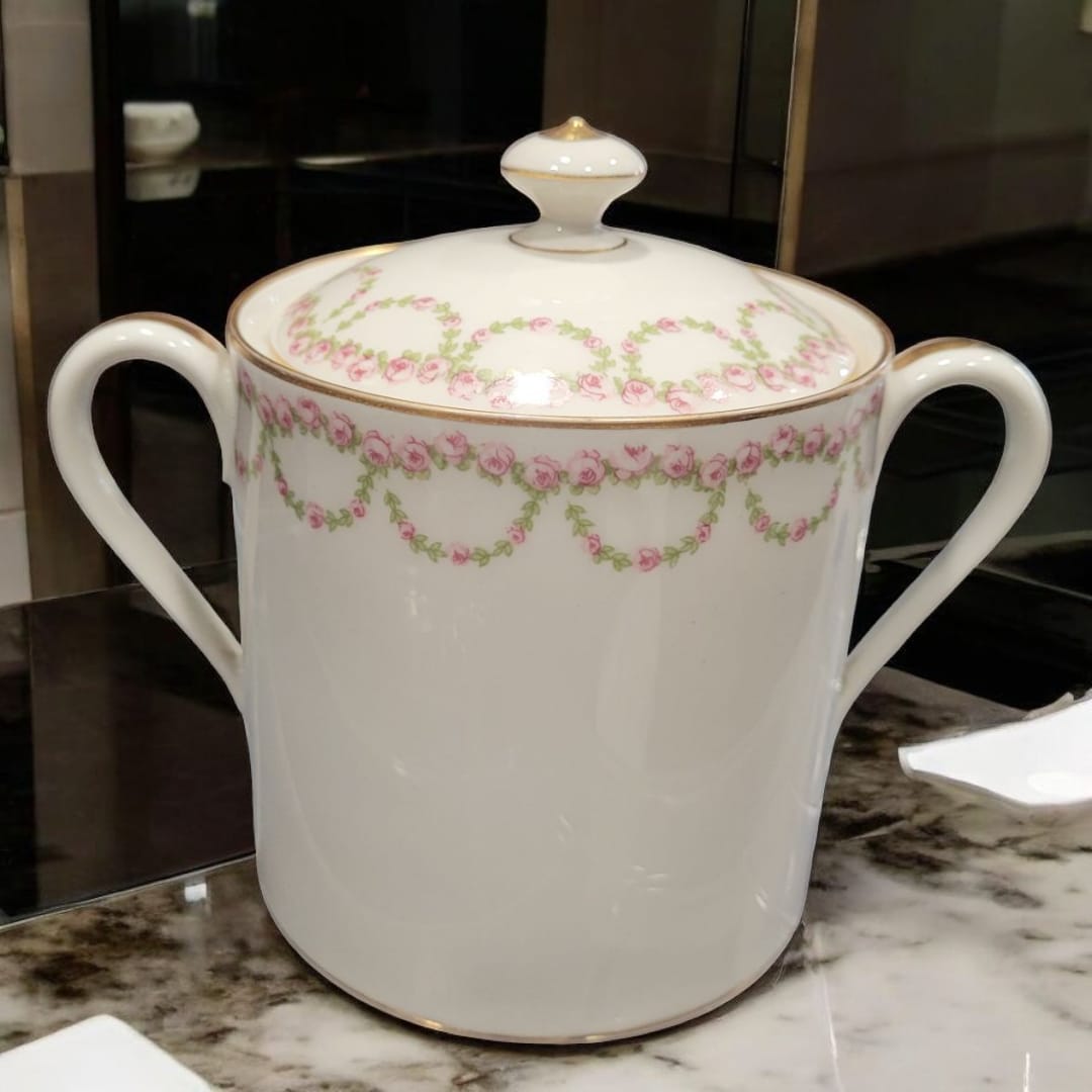 Azucarero de porcelana francesa con tapa y asas doradas - Cositas Antiguas – La Guadaña, Anticuarios Online en Jerez , vender antigüedades, muebles antiguos