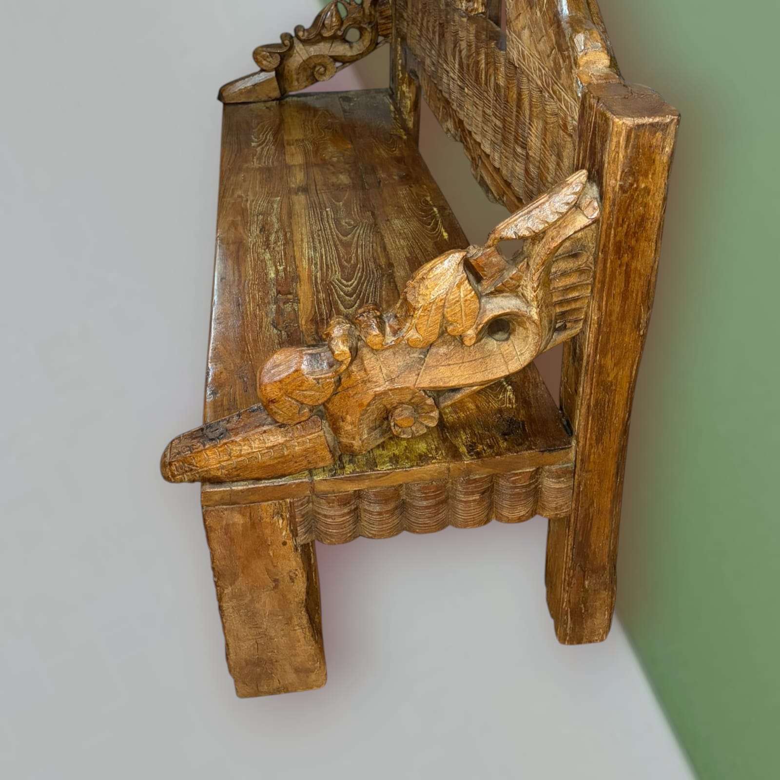 Banco de madera asiática tallada estilo balinés - Cositas Antiguas – La Guadaña, Anticuarios Online en Jerez , vender antigüedades, muebles antiguos