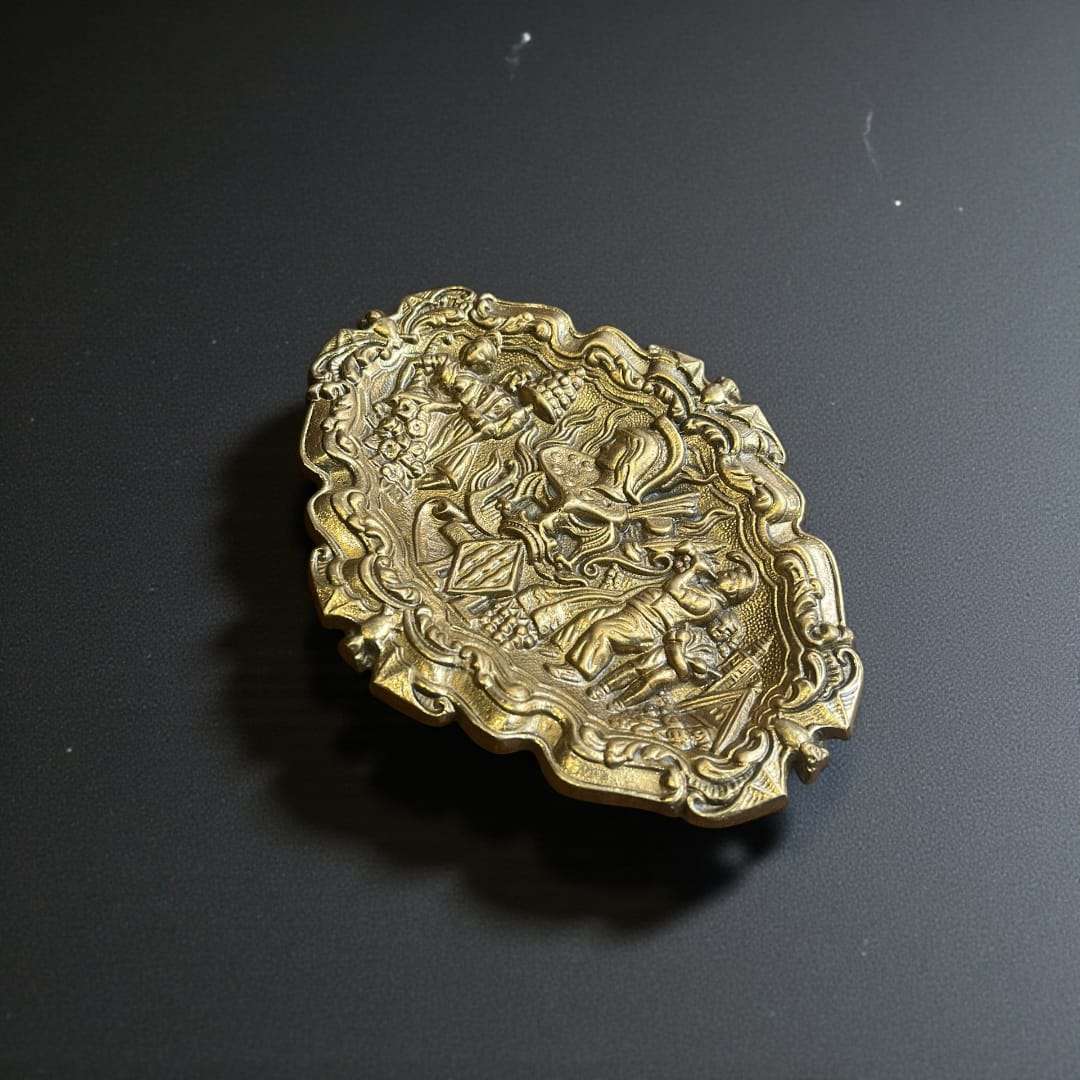 Bandeja de bronce decorativa antigua con relieves artísticos - Cositas Antiguas – La Guadaña, Anticuarios Online en Jerez , vender antigüedades, muebles antiguos