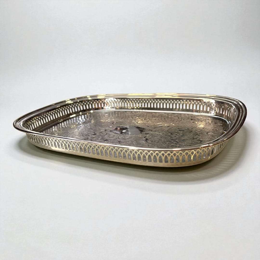 Bandeja de metal plateada grabada, elegante y artesanal - Cositas Antiguas – La Guadaña, Anticuarios Online en Jerez , vender antigüedades, muebles antiguos