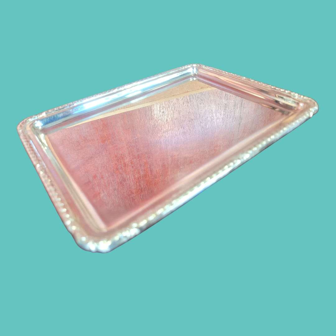 Bandeja de metal plateado con marco repujado clásico - Cositas Antiguas – La Guadaña, Anticuarios Online en Jerez , vender antigüedades, muebles antiguos