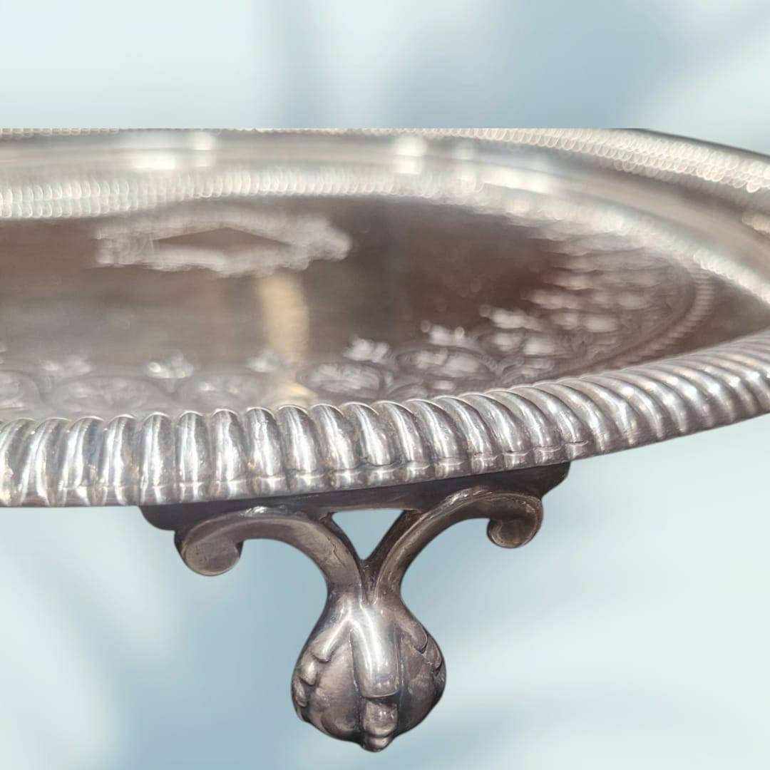 Bandeja de metal plateado con patas de garra y decoración - Cositas Antiguas – La Guadaña, Anticuarios Online en Jerez , vender antigüedades, muebles antiguos