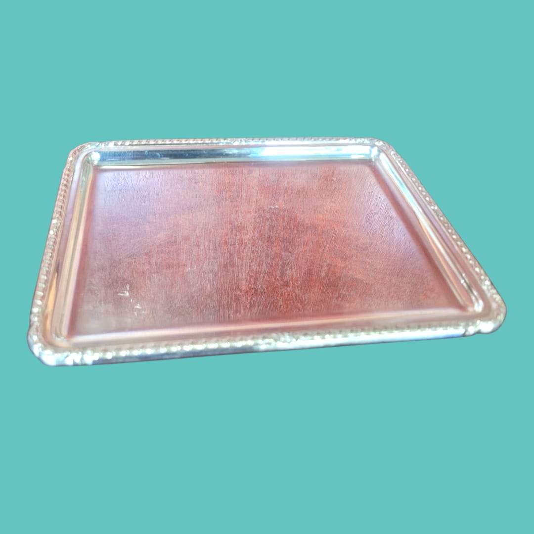 Bandeja de metal plateado con marco repujado clásico - Cositas Antiguas – La Guadaña, Anticuarios Online en Jerez , vender antigüedades, muebles antiguos