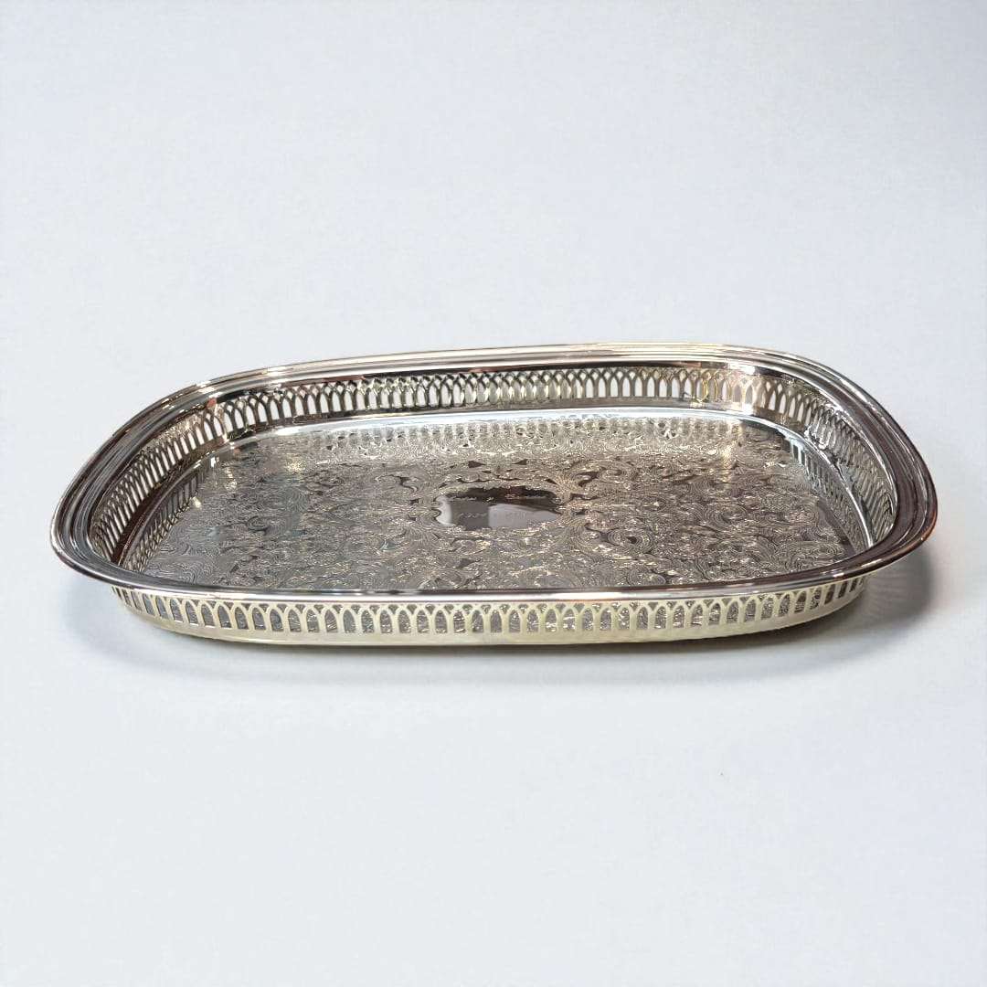 Bandeja de metal plateada grabada, elegante y artesanal - Cositas Antiguas – La Guadaña, Anticuarios Online en Jerez , vender antigüedades, muebles antiguos