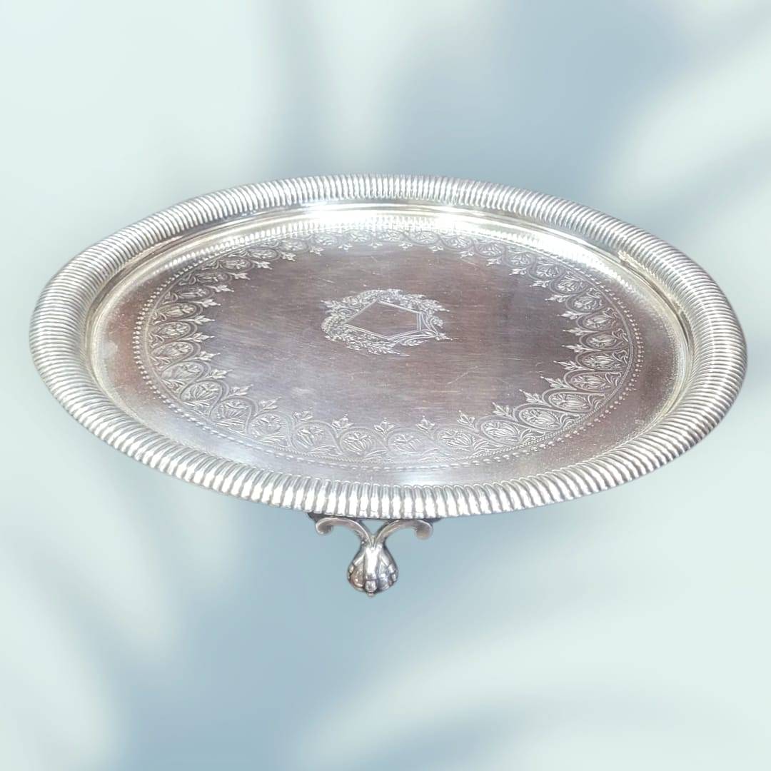 Bandeja de metal plateado con patas de garra y decoración - Cositas Antiguas – La Guadaña, Anticuarios Online en Jerez , vender antigüedades, muebles antiguos
