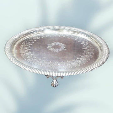 Bandeja de metal plateado con patas de garra y decoración - Cositas Antiguas – La Guadaña, Anticuarios Online en Jerez , vender antigüedades, muebles antiguos