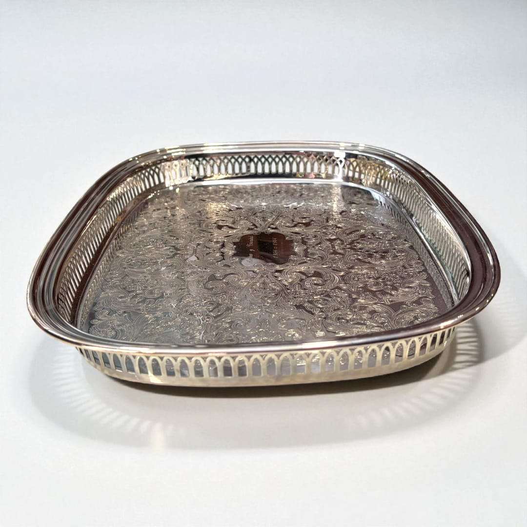Bandeja de metal plateada grabada, elegante y artesanal - Cositas Antiguas – La Guadaña, Anticuarios Online en Jerez , vender antigüedades, muebles antiguos