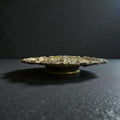 Bandeja de bronce decorativa antigua con relieves artísticos - Cositas Antiguas – La Guadaña, Anticuarios Online en Jerez , vender antigüedades, muebles antiguos