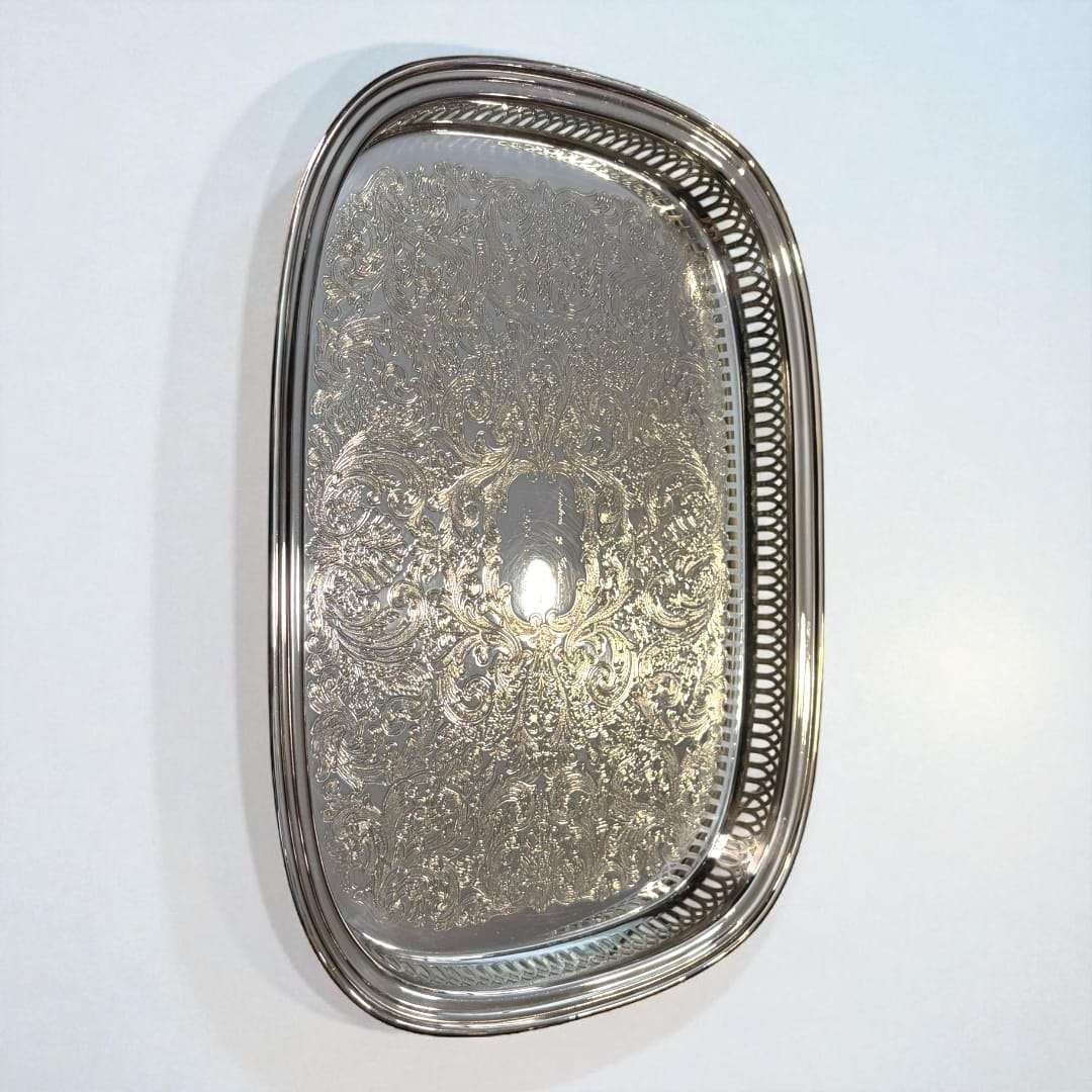 Bandeja de metal plateada grabada, elegante y artesanal - Cositas Antiguas – La Guadaña, Anticuarios Online en Jerez , vender antigüedades, muebles antiguos