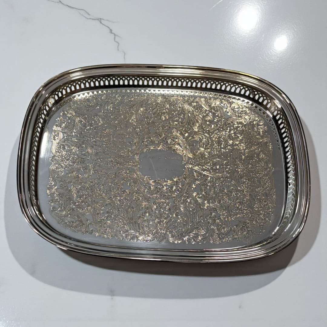 Bandeja de metal plateada grabada, elegante y artesanal - Cositas Antiguas – La Guadaña, Anticuarios Online en Jerez , vender antigüedades, muebles antiguos